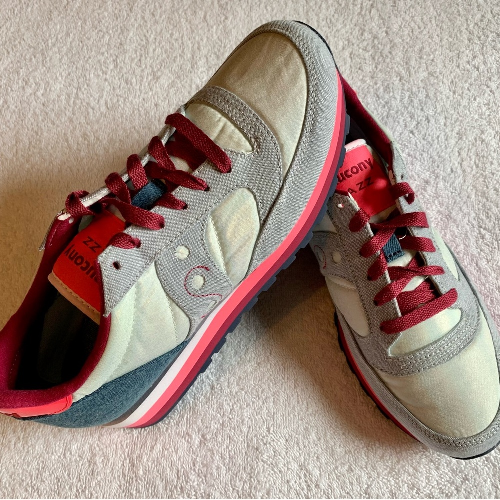 Saucony Jazz sneakers women’s size 9.5 NWOB